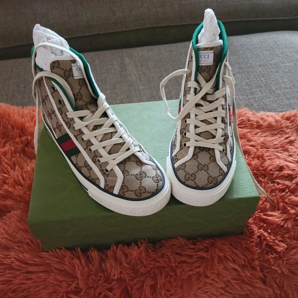 Shoes and sunglasses - Picture 3 of 9